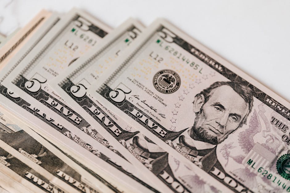 how an influencer earn money
