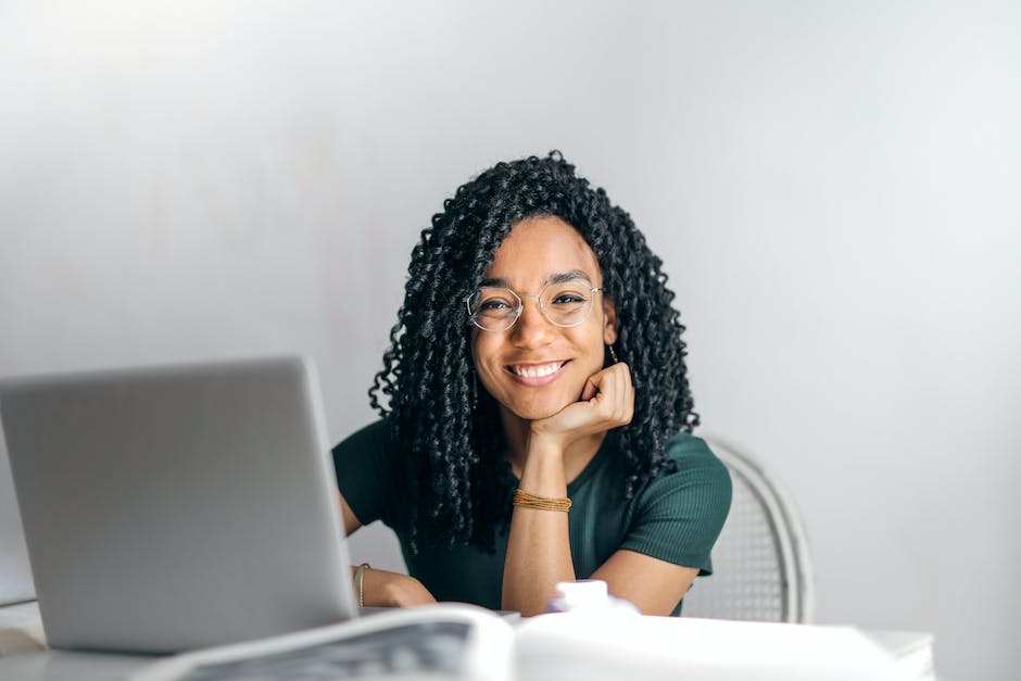 how do social media managers charge