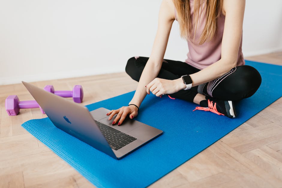 how do social media managers get paid