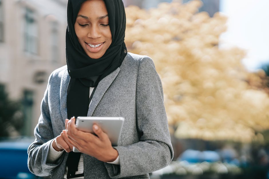 how do social media managers work
