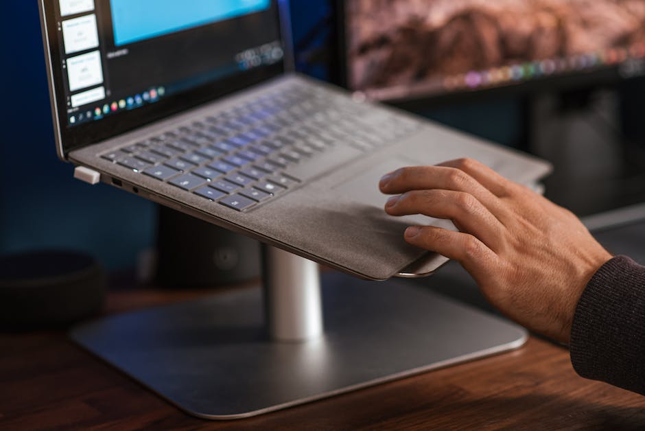 how does social media management work