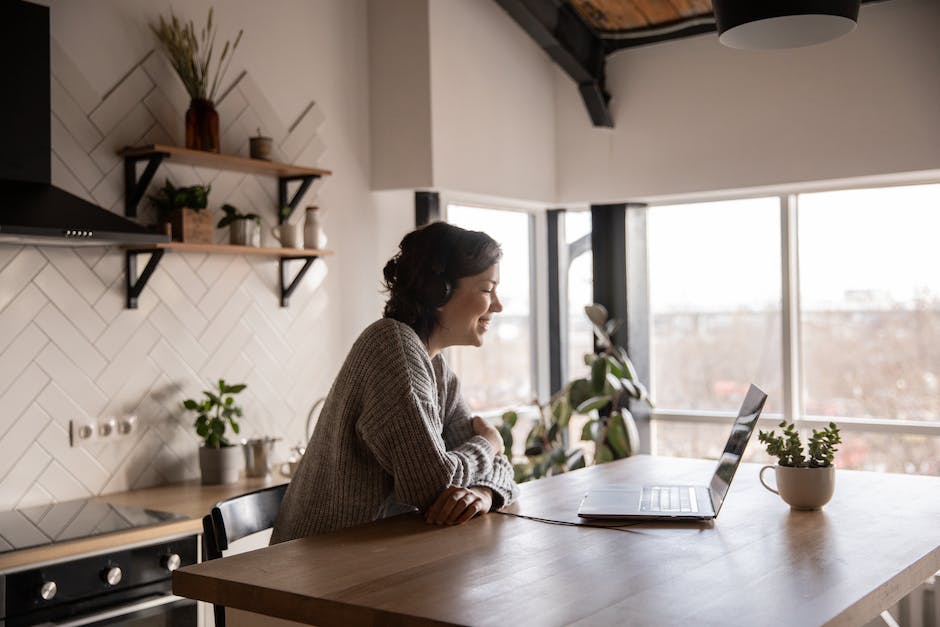 how much to charge for freelance social media management