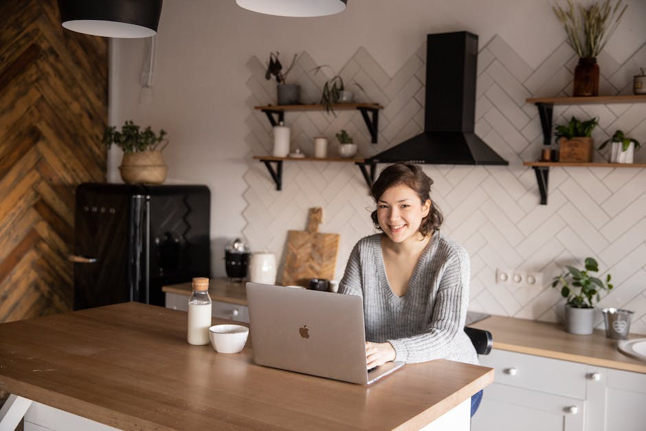 how much to charge for freelance social media management