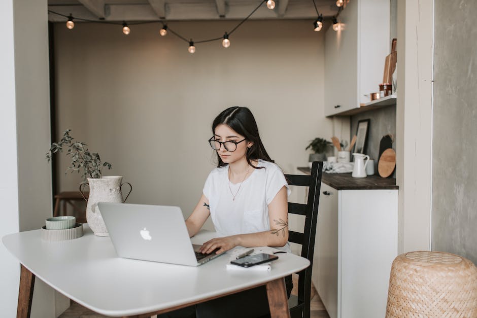 how much to charge for freelance social media management
