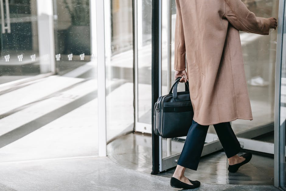how to be a social media manager for a company