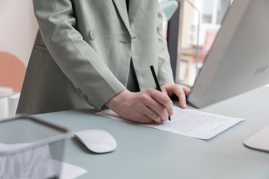 how to be a social media manager for a company