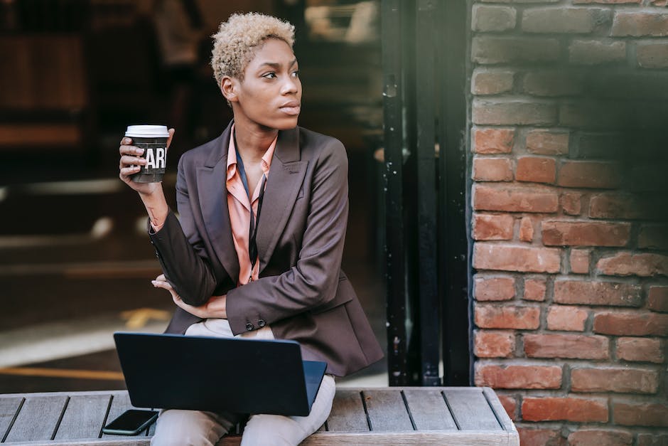 how to get a job in social media management