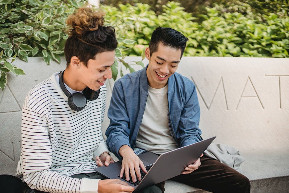 how to learn social media management