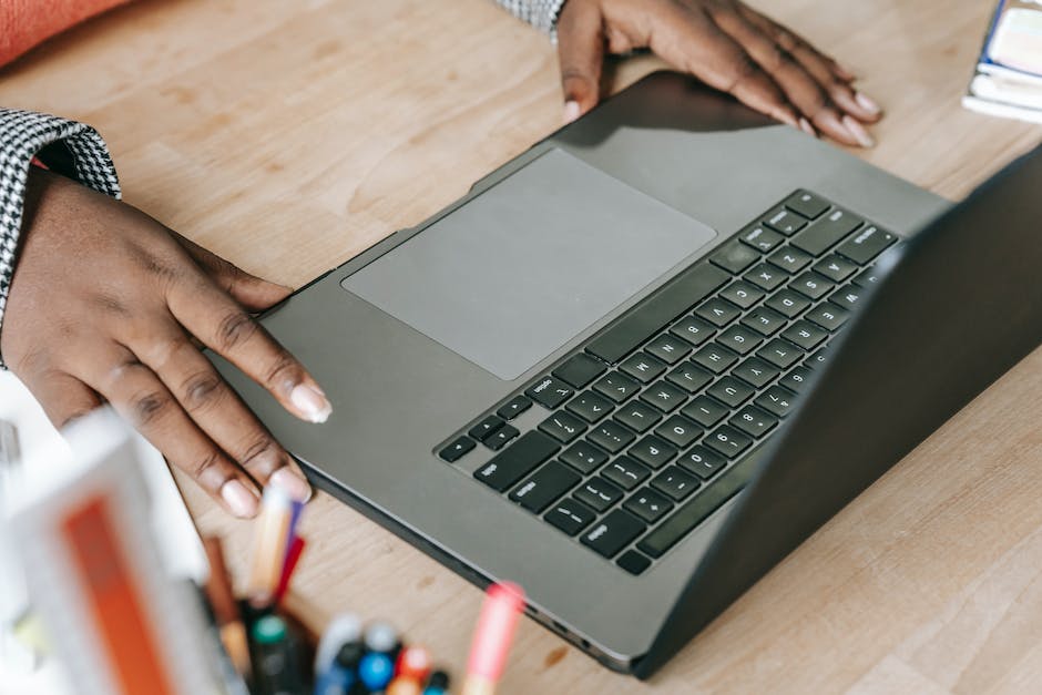 how to manage a social media account for a business