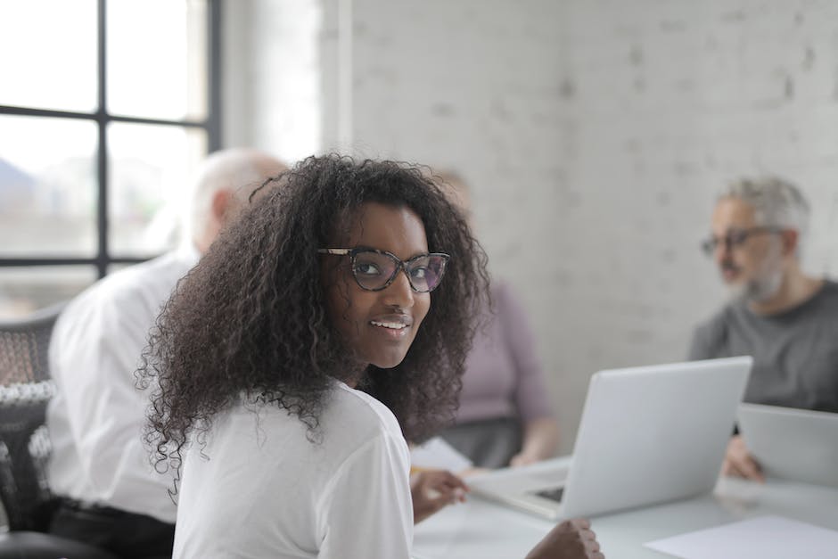 how to manage social media for a company