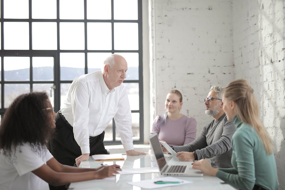 how to run a social media management company